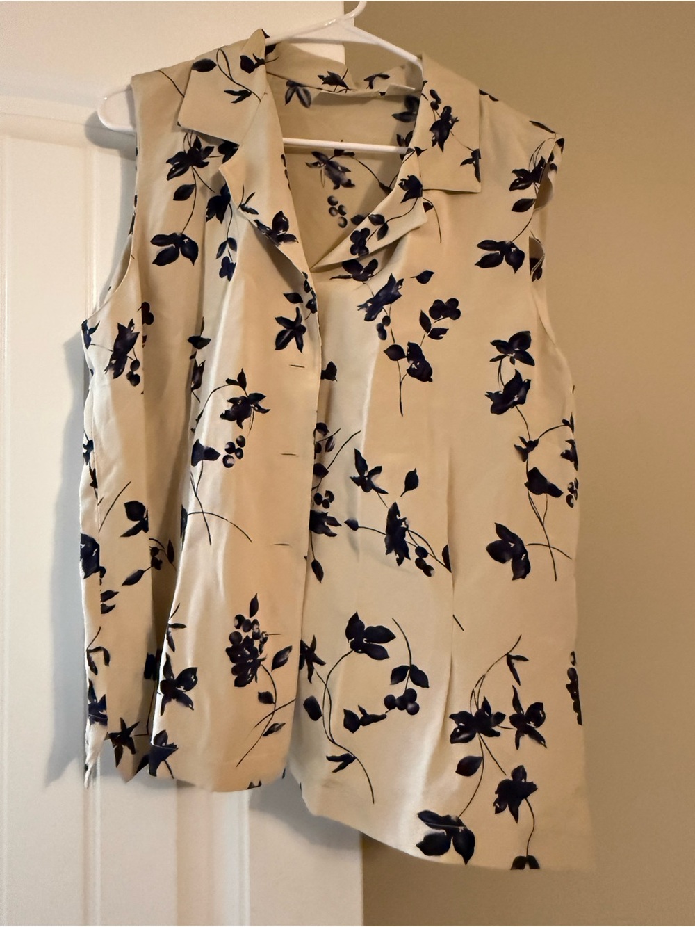 Dana Buchman Cream Sleeveless Collared Top with Navy Floral Print